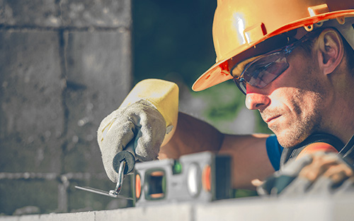 Masonry worker